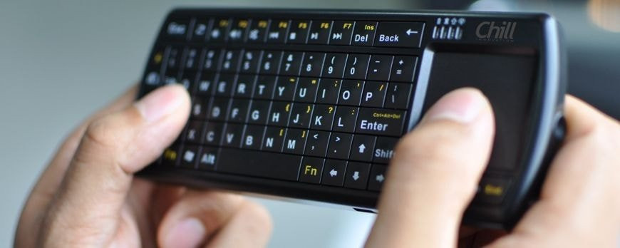Dansk trådløst Mini Keyboard med Touchpad til alt dit udstyr!