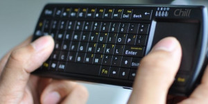 Dansk trådløst Mini Keyboard med Touchpad til alt dit udstyr!